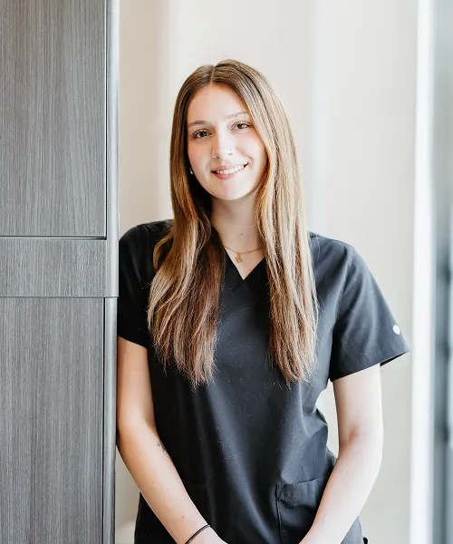 Halle - Receptionist
